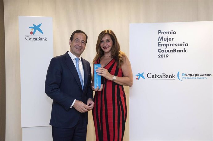 Gonzalo Gortázar, consejero delegado de CaixaBank, y Arancha Manzanares, vicepresidenta de Ayesa