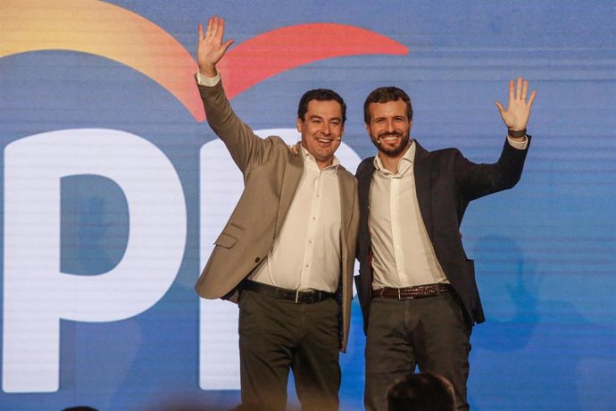 El presidente del PP, Pablo Casado, y el presidente del PP-A y de la Junta de Andalucía, Juanma Moreno, en  la Convención Económica del PP este pasado sábado