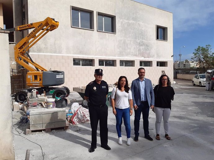 El alcalde de Palma, José Hila (segundo derecha), visita las obras de remodelación de la comisaría de Policía Comunitaria del barrio de Son Gotleu.