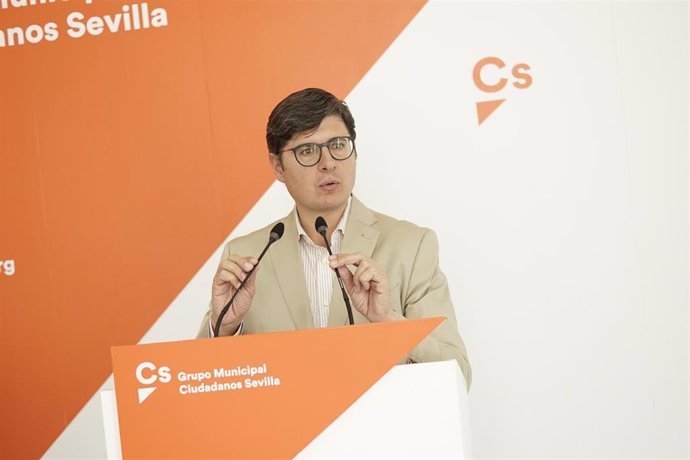 El portavoz de Cs en el Ayuntamiento de Sevilla, Álvaro Pimentel, durante una rueda de prensa