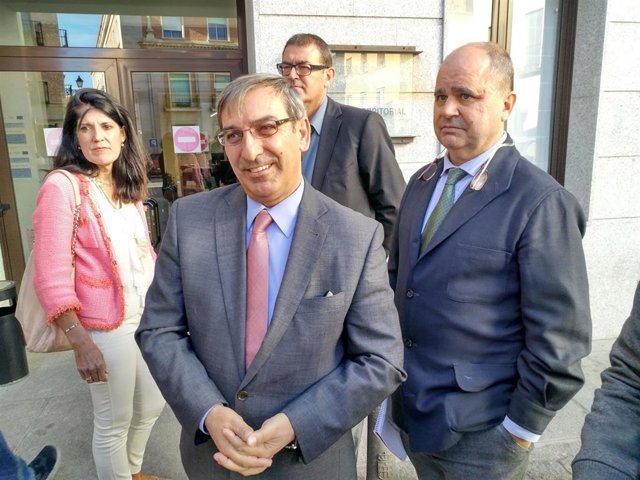 José Luis Sanz Merino, acompañado a su izquierda por el director general de transportes, Ignacio Sáez,  acuden a la la Comisión Técnica del Transporte Metropolitano de Segovia.