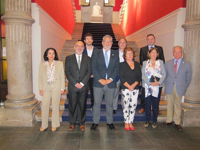 Autoridades que han participado en el acto de inauguración de la Universidad de la Experiencia.