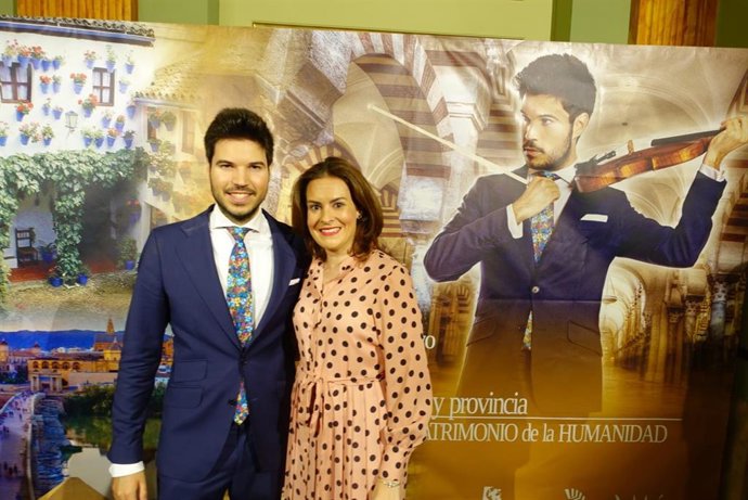 La delegada de Turismo de la Diputación de Córdoba, Inmaculada Silas, y el violinista Paco Montalvo