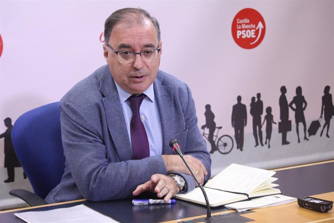 El presidente del Grupo Parlamentario del PSOE en las Cortes de C-LM, Fernando Mora, en rueda de prensa