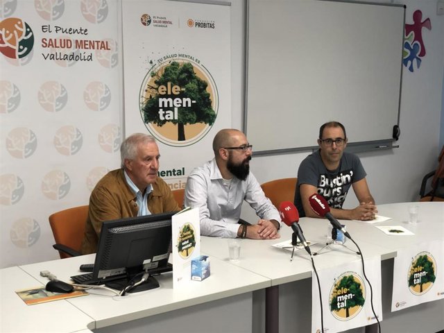 De izda a dcha: el presidente de El Puente, Jesús Corrales; el psicólogo Daniel Cembrero, y el jefe de Estudios del IES La Merced, Jorge Ramos, presentan la nueva campaña para promover la salud mental en la adolescencia.