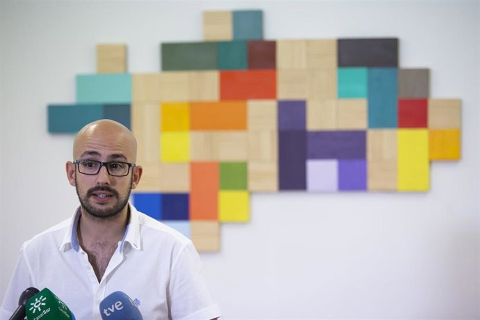 Rueda de prensa del responsable de la Secretaría Política y de Comunicación de Podemos Andalucía, Pablo Pérez Ganfornina . En la sede de Podemos Andalucía.