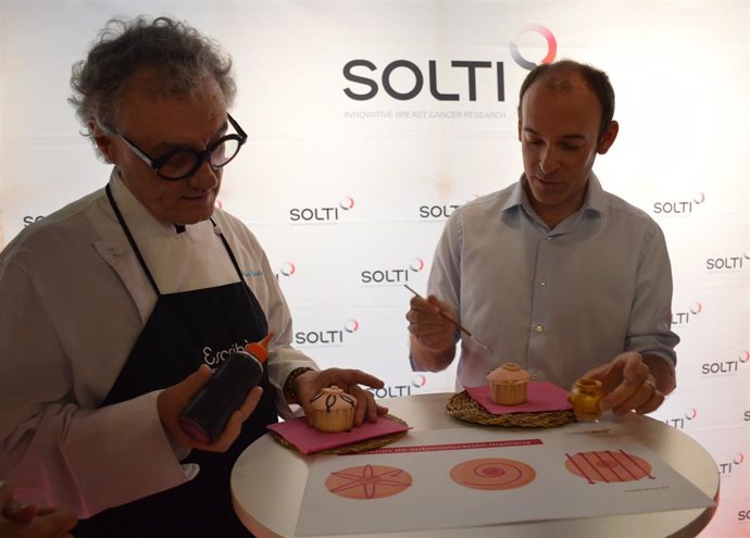 De izquierda a derecha, el repostero Christian Escrib y el Dr Aleix Prat, presidente del grupo SOLTI, durante el taller solidario de cupcakes celebrado en Bracelona este fin de semana.