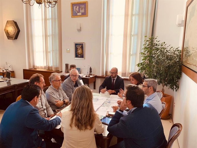 El alcalde de El Puerto de Santa María (Cádiz), Germán Beardo (PP), en una reunión este lunes para valorar la sentencia del TSJA que anula el PGOU del municipio