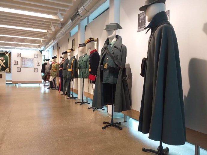 Inauguración de la exposición sobre los 175 años de historia de la Guardia Civil.