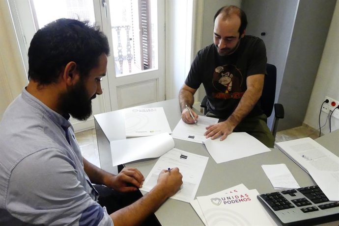 Alejandro López i Juanjo Martínez, signant l'acord entri Podem i EUIB.