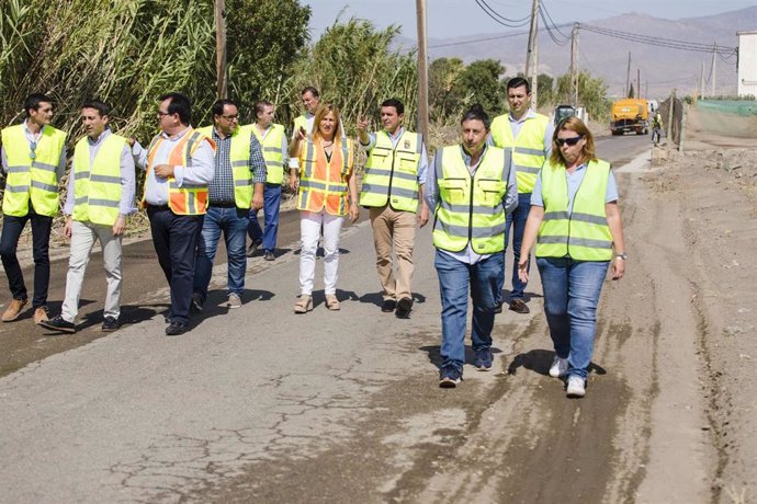 El presidente de Diputación visita obras en los caminos rurales de Níjar