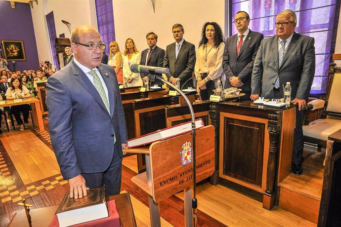 El portavoz del PP en el Ayuntamiento de Jaén, Javier Márquez, toma posesión como concejal.