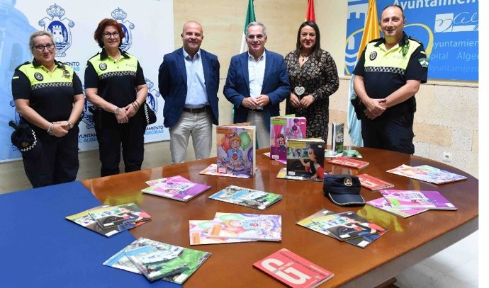 Ildefonso Visuara, en representación de Fundación Mapfre, presenta el material al primer teniente de alcalde y delegado de Seguridad Ciudadana, Jacinto Muñoz, y a la teniente de alcalde responsable de Educación, Laura Ruiz, así como a la Policía Local
