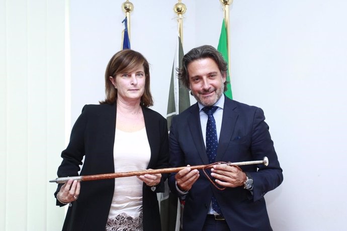 El presidente del Parlamento de Canarias, Gustavo Matos, junto a la presidenta saliente de CALRE, Donatella Porzi
