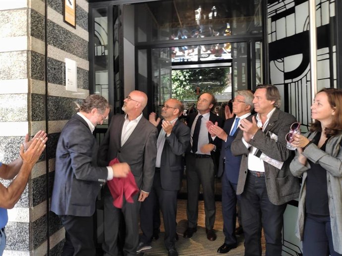 El concejal de Planteamiento Urbanístico, Manuel Saravia, descubre la placa Docomomo del Cinema Roxy acompañado por el presidente del Coava, Manuel Vecino, y el propietario del edificio, Enrique Cerezo, entre otras autoridades y profesionales.