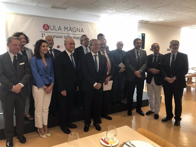 El consejero de Economía y Universidad, Rogelio Velasco, con el alcalde de Málaga, Francisco de la Torre, y rectores andaluces.