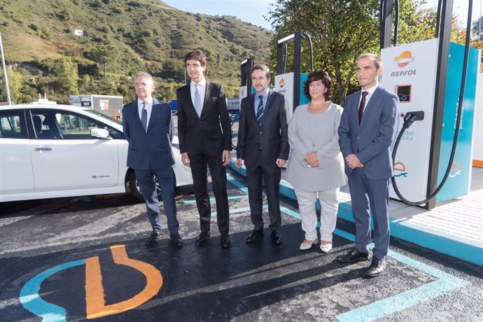 Inauguración de la estación de recarga para vehículo eléctrico de mayor potencia de Europa con la presencia del presidente de Ibil, Emiliano López Atxurra, el diputado general de Bizkaia, Unai Rementeria y el consejero delegado de Repsol, Josu Jon Imaz,