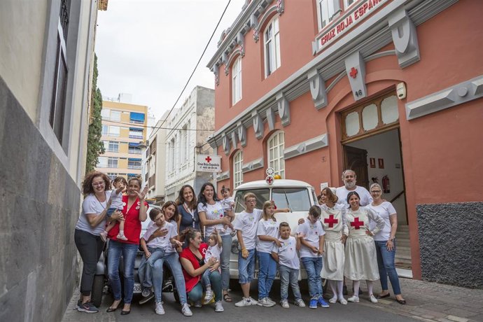 Foto de familia tras la presentación del Calendario Solidario 2020 de Cruz Roja y la Asociación Trisómicos 21