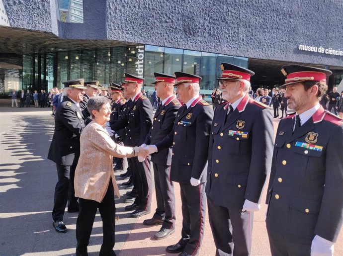 La delegada del Gobierno en Catalunya, Teresa Cunillera, saluda a comisarios de los Mossos d'Esquadra en el Día de la Policía Nacional 2019