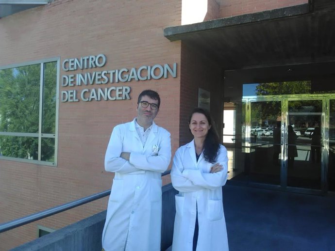 La doctora Sandra Blanco, investigadora principal del CIC, y el doctor Javier Robles, investigador postdoctoral.