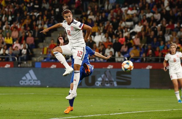 Patricia Guijarro hace un remate en el partido de la selección española ante Azerbayán