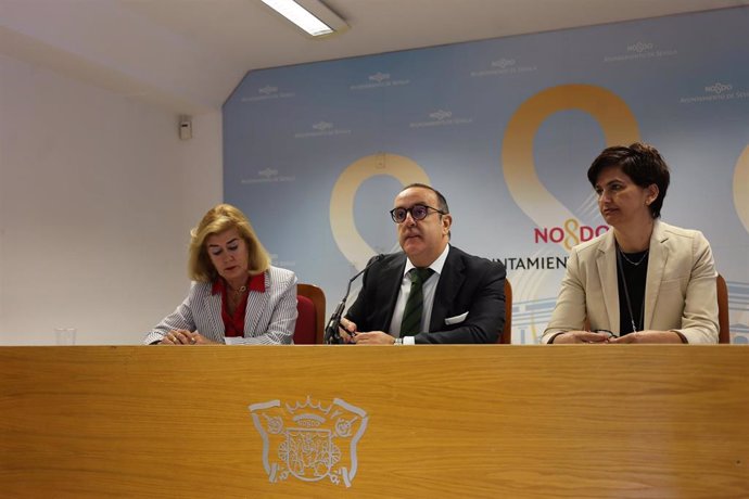 El delegado de Economía, Comercio, Relaciones con la Comunidad Universitaria y Área Metropolitana de Sevilla, Francisco Páez, durante una rueda de prensa