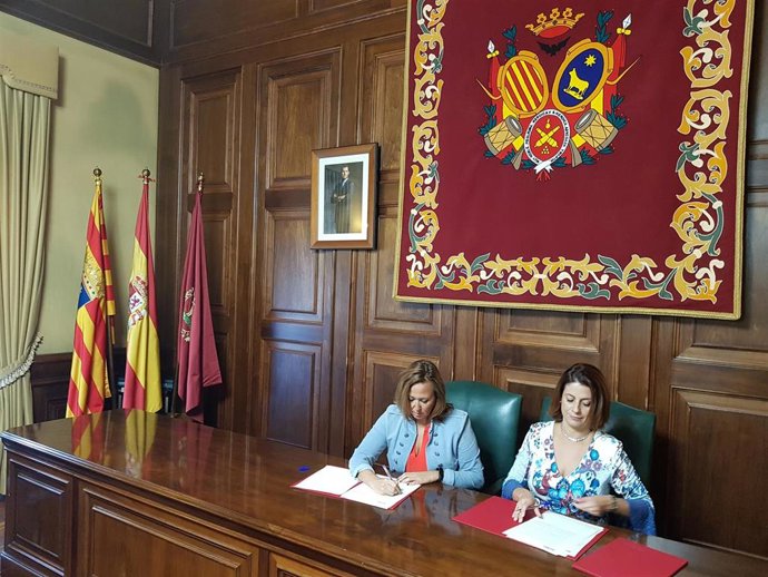 La consejera de Presidencia de Aragón, Mayte Pérez, y la alcaldesa de Teruel, Enma Buj, firman el convenio del Programa de Política Territorial.