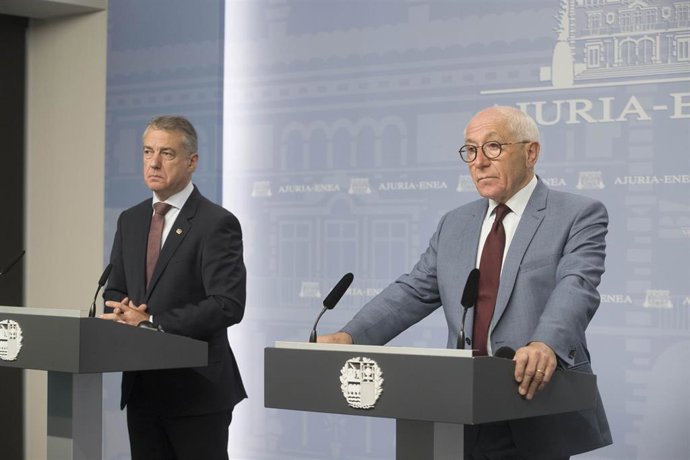 El lehendakari, Iñigo Urkullu, junto al presidente de la Comunidad de Iparralde y Alcalde de Bayona, Jean-René Etchegaray.