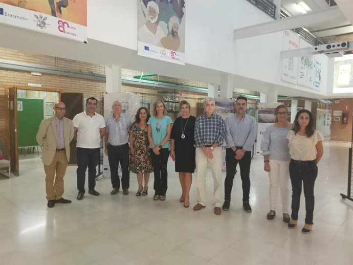 La directora general de Ordenación y Evaluación Educativa de la Junta de Andalucía, Aurora María Auxiliadora Morales (cuarta por la izda.), visita el IES Medina Azahara