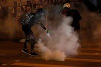 La Policía carga contra los manifestantes en una nueva jornada de protestas en Hong Kong