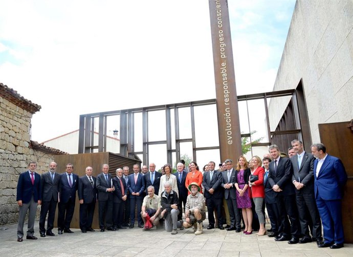 Foto de archivo de la Reina doña Sofía con miembros de la Fundación Atapuerca.