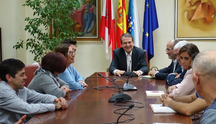 El alcalde de Vigo, Abel Caballero, reunido con el comité de empresa del hospital Povisa.