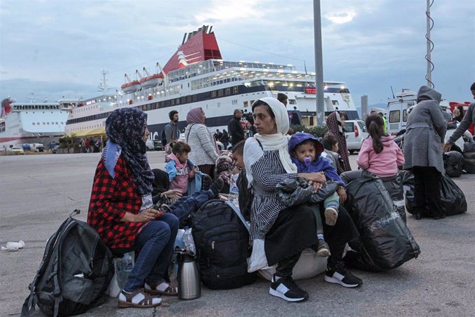 Migrantes trasladados al puerto del Pireo
