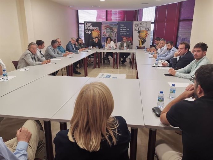 La presidenta del Consell de Mallorca, Catalina Cladera, es reuneix amb membres del Consorci de Turisme de Son Cervera i Sant Llloren.
