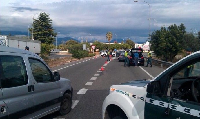 Agentes de la Guardia Civil, en un registro en la vía pública.