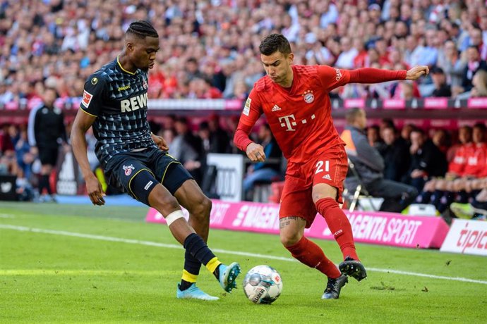 21 September 2019, Bavaria, Munich: Bayern Munich's Lucas Hernandez (R) and Cologne's Kingsley Ehizibue battle for the ball during  the German Bundesliga soccer match between FC Bayern Munich and 1. FC Cologne at Allianz Arena. Photo: Matthias Balk/dpa 