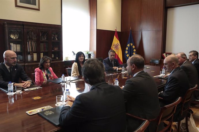 La ministra de Defensa en funciones, Margarita Robles, recibe a una delegación de la Congregación de Mena  de Málaga