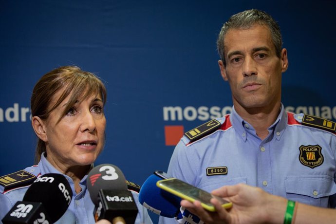 La comissria superior dels Mossos d'Esquadra Cristina Manresa i l'intendent Miguel Hueso atén els mitjans de comunicació a la comissaria de les Corts sobre el model d'ordre públic i les noves eines del cos a Barcelona (Espanya) 21 de setembre del 2019.