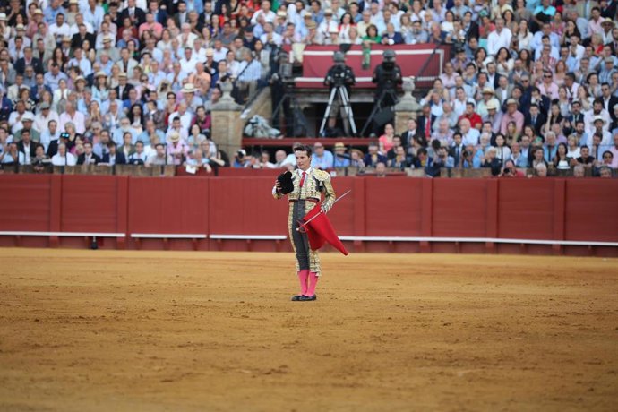 Corrida de abono de la Feria de Abril En la Real Maestranza. El diestro riojano Diego Urdiales  brinda al público.