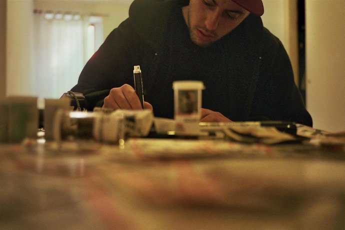 El Artista Ausias Pérez, Creador Del Artwork De Rosalía, Pondrá Su Visión Y Su Mano Al Cartel De La Cabina