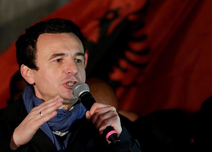 El líder de la oposición de Kosovo, Albin Kurti, se dirige a sus seguidores tras los resultados de las elecciones en Kosovo, celebradas el domingo.