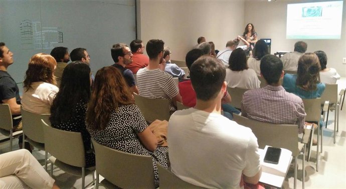 Profesionales en un ciclo de sesiones clínicas sobre diagnóstico por imagen