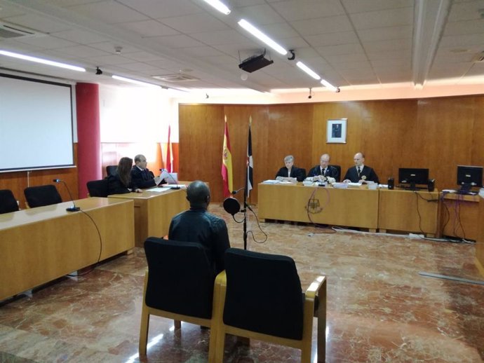 La Sección VI de la Audiencia de Cádiz con sede en Ceuta durante la celebración de un juicio   