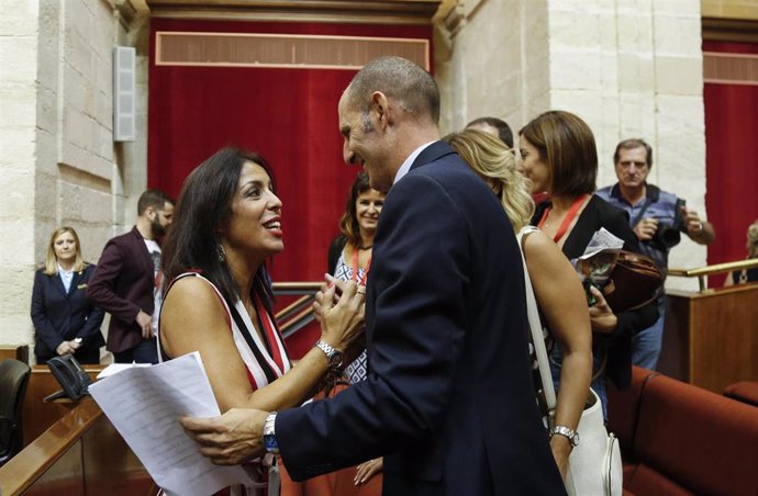 La presidenta del Parlamento de Andalucía, Marta Bosquet, felicita a David Núñez, portavoz de la comisión promotora de la Iniciativa Legislativa Popular sobre el concurso de méritos para interinos.