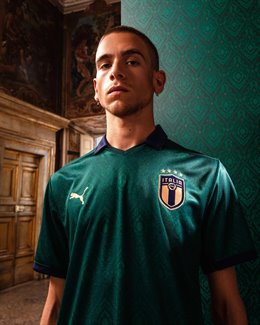 Camiseta verde de Puma de la selección italiana de fútbol inspirada en el Renacimiento