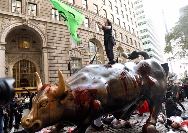 Protesta de Extinction Rebellion en el Toro de Wall Street en Nueva York