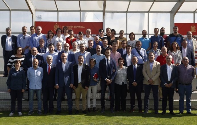El presidente de la Real Federación Española de Fútbol (RFEF), Luis Rubiales, con representantes de los clubes de Primera y Segunda División Femenina de fútbol sala