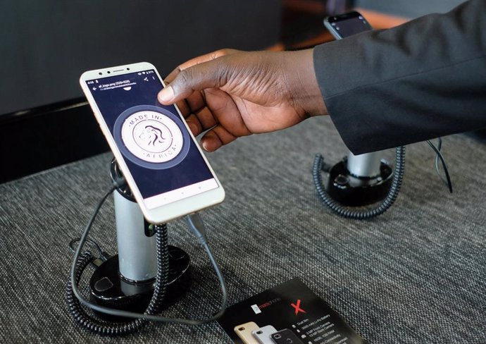 El 'smartphone' Mara X, lanzado por el Grupo Mara en Ruanda este lunes.