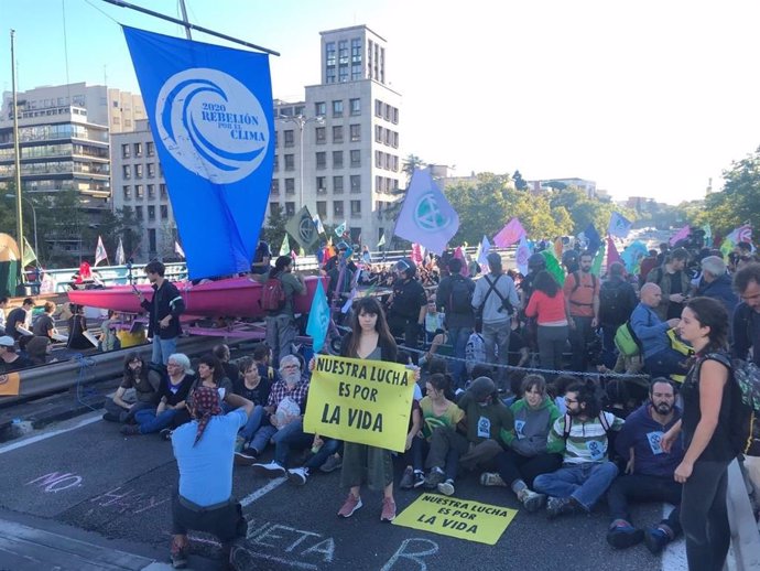 Miembros de Ecologistas en Acción bloquea la zona de Nuevos Ministerios en Madrid