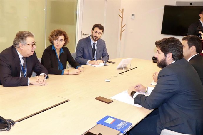 El presidente del Partido Popular de la Región de Murcia, Fernando López Miras, ha mantenido este lunes una reunión de trabajo con la portavoz del PP en el Parlamento Europeo, Dolors Montserrat